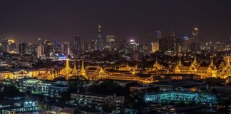 Ile się leci z Katowic do Bangkoku?