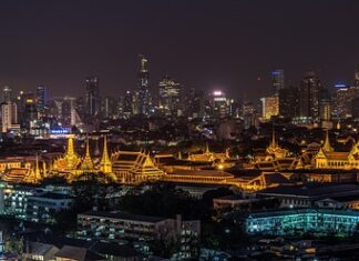 Ile się leci z Katowic do Bangkoku?