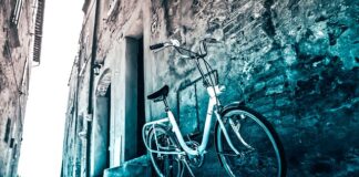 Dlaczego T Shirt się skręca?